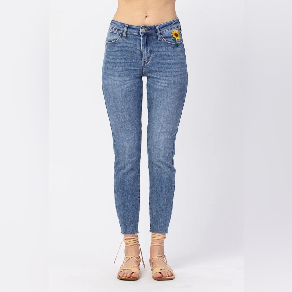 Judy Blue High Rise Relaxed Fit Sunflower Embroidered Jeans 88257 size 15/32 - Picture 2 of 6